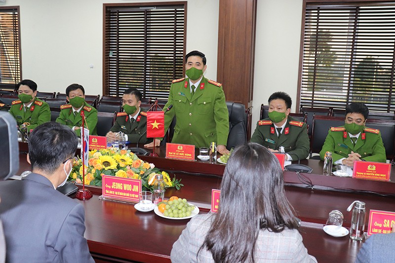 Đại tá Lê Đức Hùng, Trưởng Công an quận phát biểu đáp từ trước những tình cảm đặc biệt của Đoàn Lãnh sự quán Hàn Quốc giành cho Công an quận trong thờ gian qua