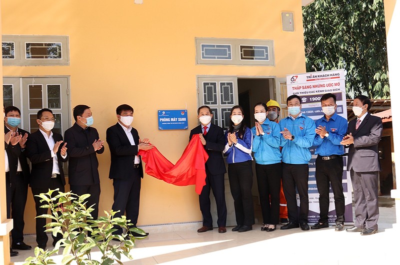 Đại diện EVNNPC và lãnh đạo huyện Yên Sơn, Tuyên Quang cắt băng khánh thành công trình thanh niên - Phòng máy xanh do Đoàn viên thanh niên thực hiện