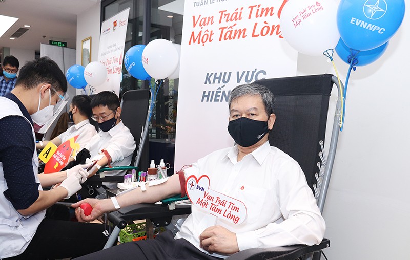 Ông Lê Quang Thái - Phó Tổng giám đốc Tổng công ty Điện lực miền Bắc nhiều năm liền tham gia hiến máu tình nguyện