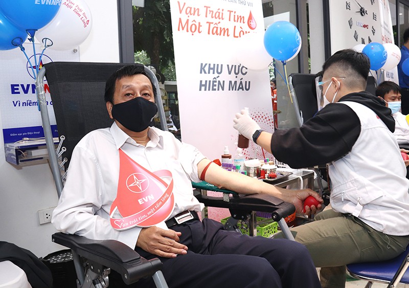 Ông Trần Nguyên Thắng - Phó Chủ tịch Công đoàn Tổng công ty Điện lực miền Bắc thuộc nhóm Người trên 60 tuổi vẫn tình nguyện tích cực tham gia hiến máu