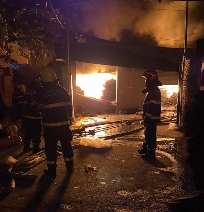 Cháy lớn ở chợ vải Ninh Hiệp, gần chục xe chữa cháy được điều động dập lửa