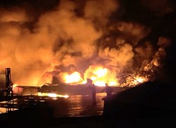 Cháy lớn ở chợ vải Ninh Hiệp, gần chục xe chữa cháy được điều động dập lửa