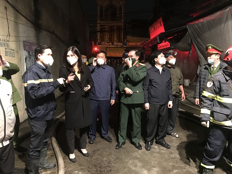 Bà Đặng Thị Huyền, Chủ tịch UBND huyện Gia Lâm cùng lãnh đạo các đơn vị công an, quân đội chỉ đạo công tác cứu hộ, chữa cháy tại hiện trường