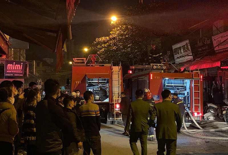 Một hàng ăn cùng 6 lán trại bị thiêu rụi trong vụ cháy lớn tại Ninh Hiệp