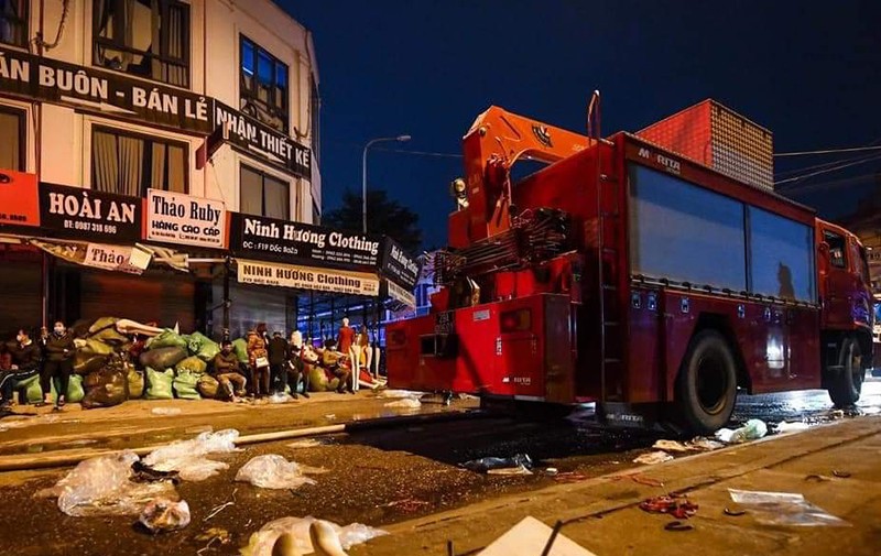 Một hàng ăn cùng 6 lán trại bị thiêu rụi trong vụ cháy lớn tại Ninh Hiệp