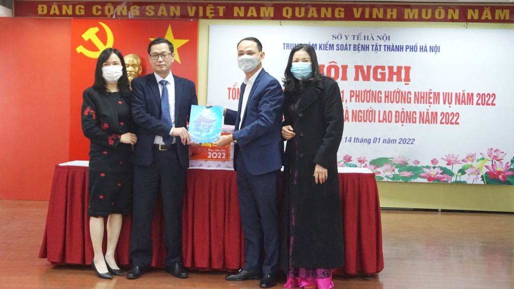 LĐLĐ thành phố Hà Nội động viên, trao hỗ trợ 4 đơn vị y tế dịp Tết Nguyên đán Nhâm Dần