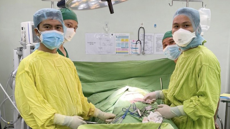 Bệnh nhân chấn thương đứt đôi dạ dày được cứu sống