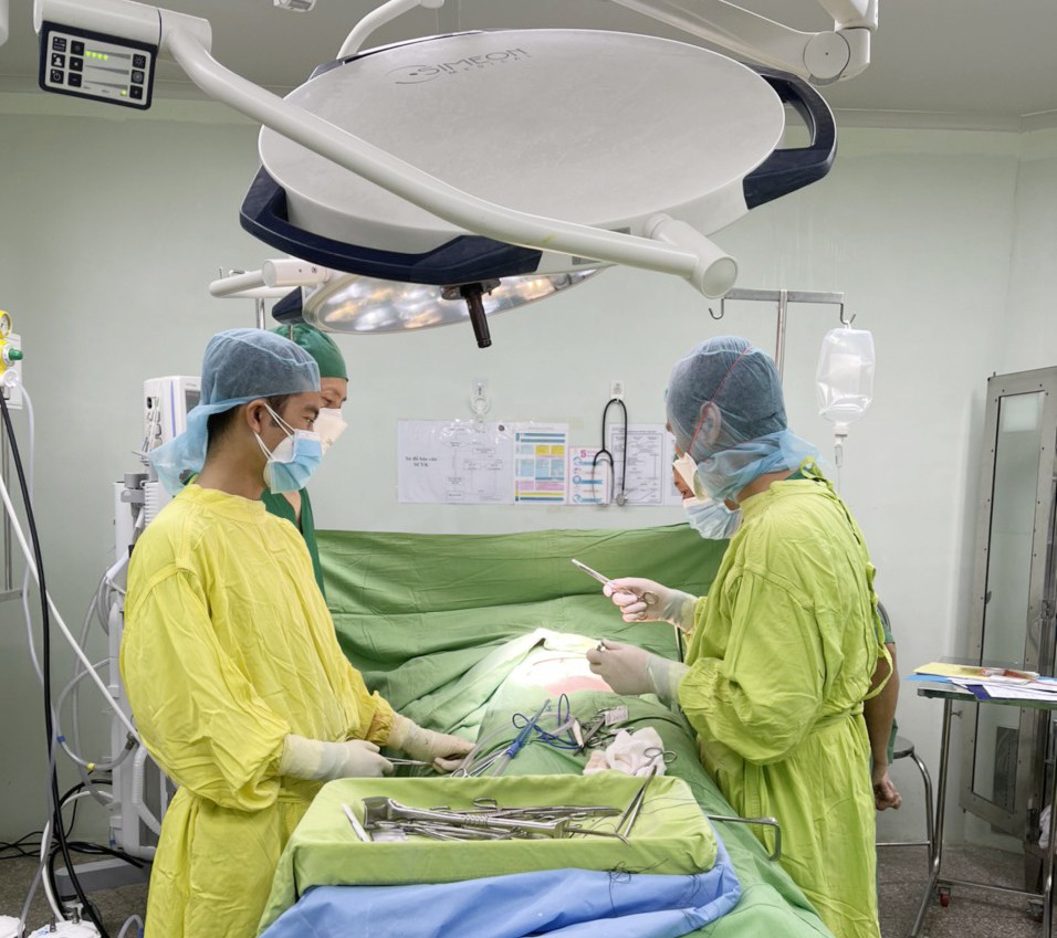 Bệnh nhân chấn thương đứt đôi dạ dày được cứu sống