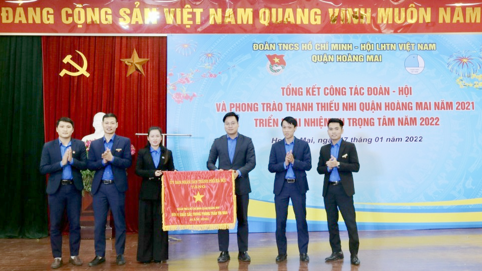 Quận đoàn Hoàng Mai nhận Cờ thi đua xuất sắc của UBND thành phố Hà Nội