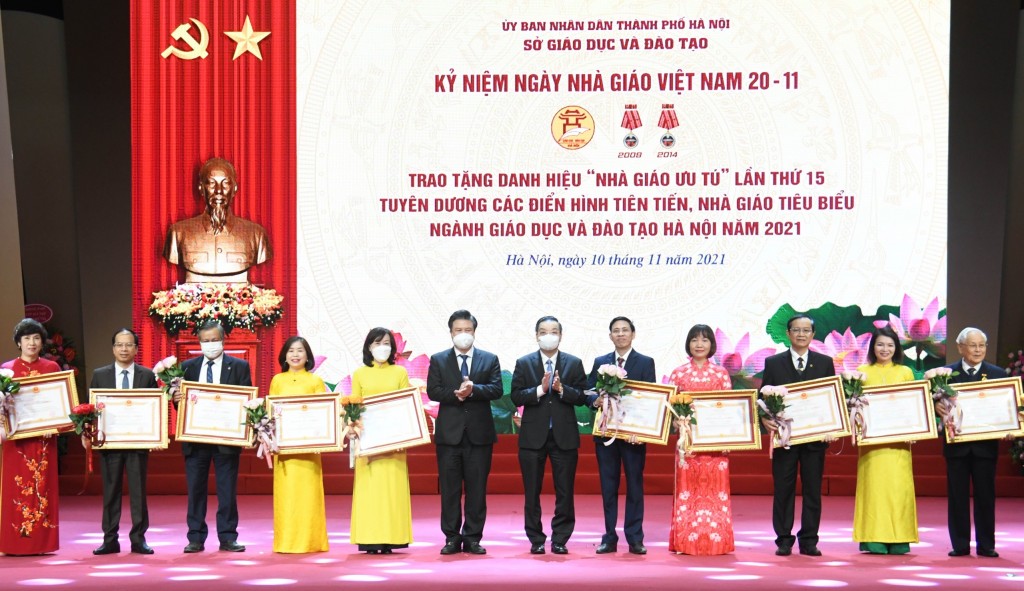 Chủ tịch UBND TP Hà Nội Chu Ngọc Anh và Thứ trưởng Bộ GD&ĐT Nguyễn Hữu Độ trao Huân chương Lao động hạng Nhất, Nhì, Ba cho các nhà giáo Thủ đô
