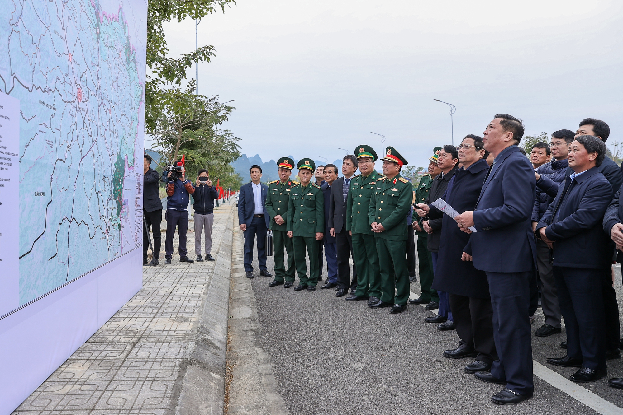 Thủ tướng thăm, chúc Tết mẹ Việt Nam anh hùng, đồng bào, chiến sĩ tại vùng biên giới Cao Bằng
