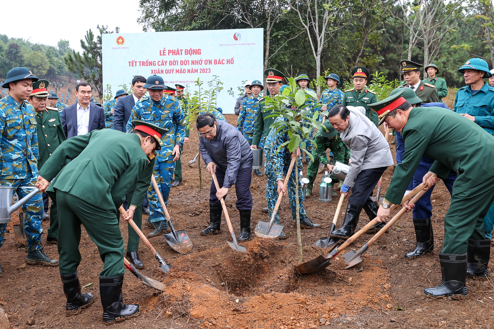 Thủ tướng dâng hương tưởng nhớ Chủ tịch Hồ Chí Minh và phát động Tết trồng cây Xuân Quý Mão