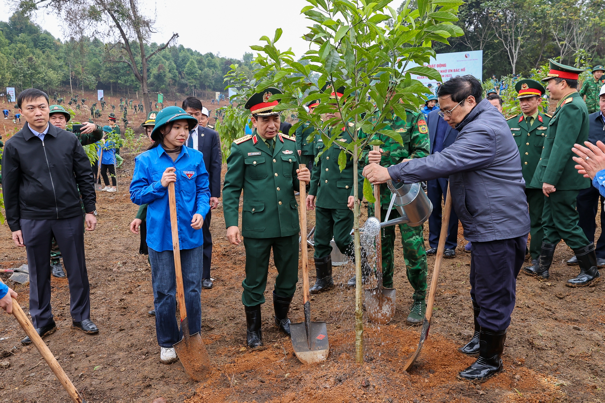 Thủ tướng dâng hương tưởng nhớ Chủ tịch Hồ Chí Minh và phát động Tết trồng cây Xuân Quý Mão