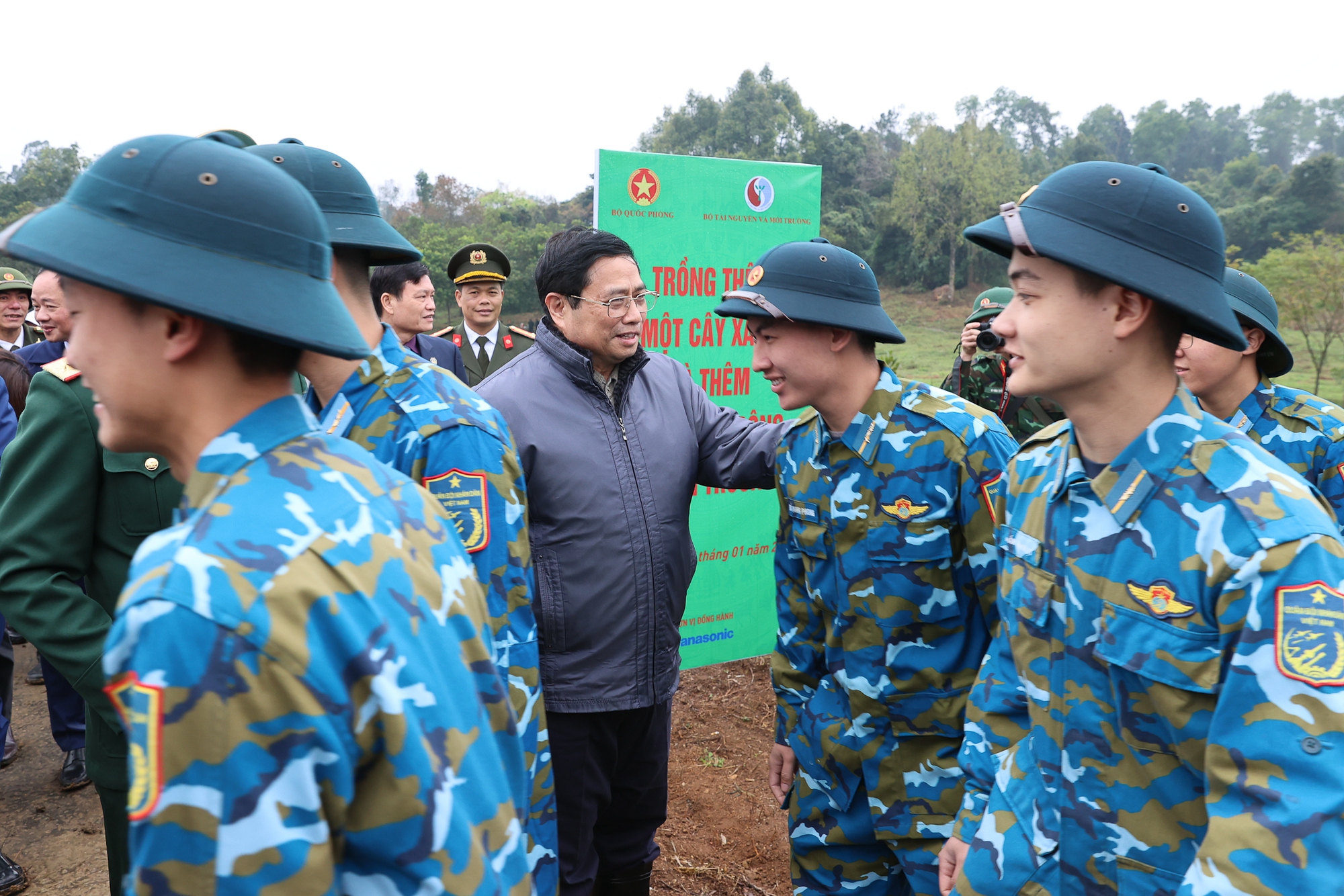 Thủ tướng dâng hương tưởng nhớ Chủ tịch Hồ Chí Minh và phát động Tết trồng cây Xuân Quý Mão