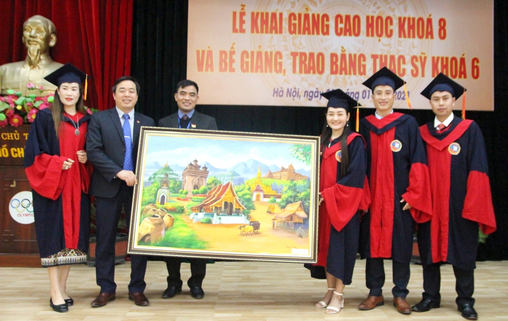 Các học viên nước bạn Lào tặng Nhà trường bức tranh kỷ niệm trước khi ra trường về nước