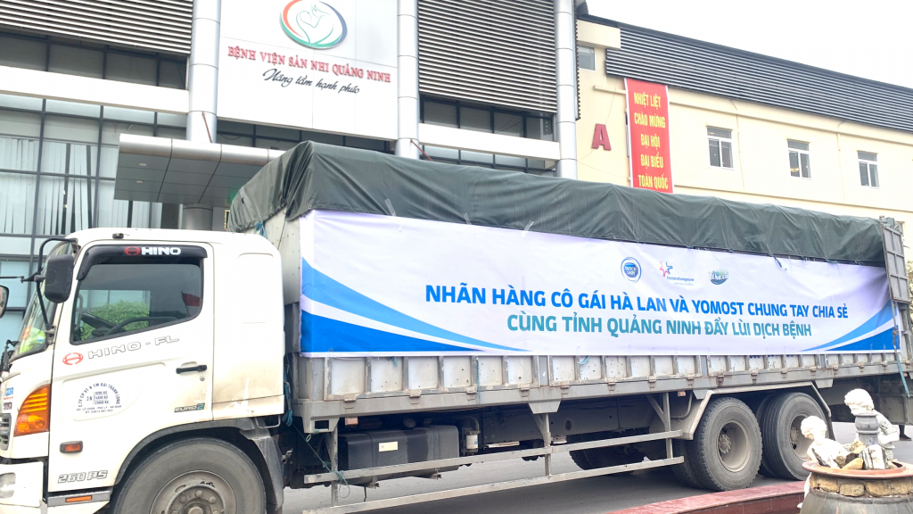 Ngay trong đêm 29/1, chuyến xe yêu thương từ sữa Cô Gái Hà Lan và Yomost đã nhanh chóng mang những sản phẩm dinh dưỡng thiết thực đến với các y bác sĩ tại Quảng Ninh