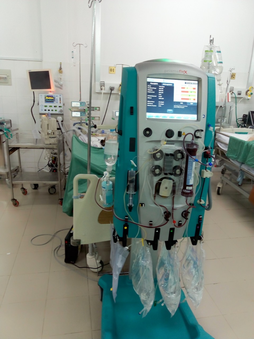 Bệnh nhân được cấp cứu lọc máu liên tục