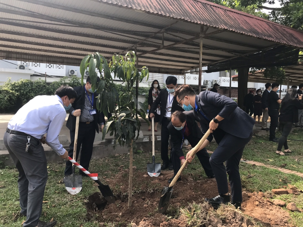 Cán bộ, viên chức nhà trường ra quân hưởng ứng “Tết trồng cây” trong khuôn viên trường