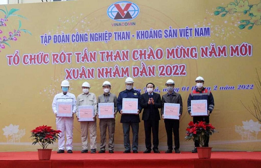 Đồng chí Bí thư Tỉnh ủy tặng quà cho các đơn vị.