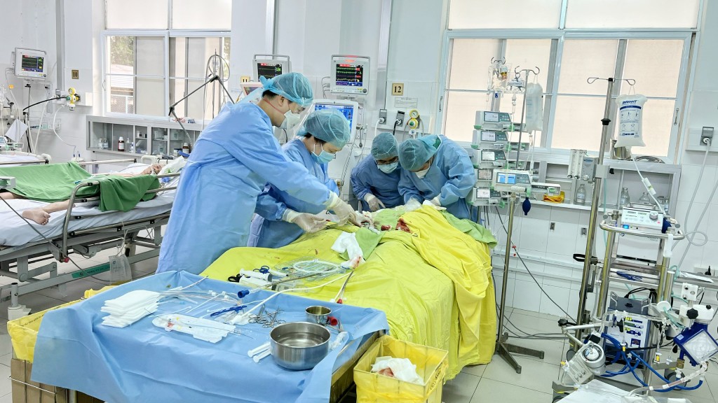 Ê kíp đang can thiệp ECMO cho  bệnh nhân