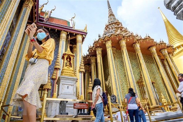 Du khách thăm Cung điện Hoàng gia ở Bangkok, Thái Lan