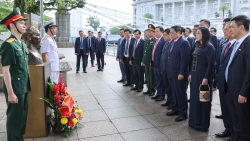Thủ tướng dâng hoa tại tượng đài Chủ tịch Hồ Chí Minh ở Bảo tàng Văn minh Châu Á