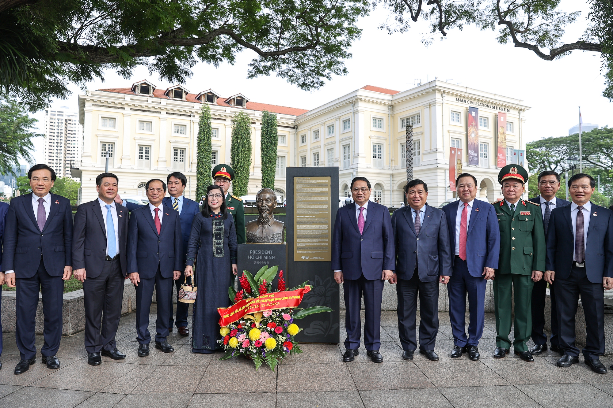 Thủ tướng dâng hoa tại tượng đài Chủ tịch Hồ Chí Minh ở Bảo tàng Văn minh Châu Á
