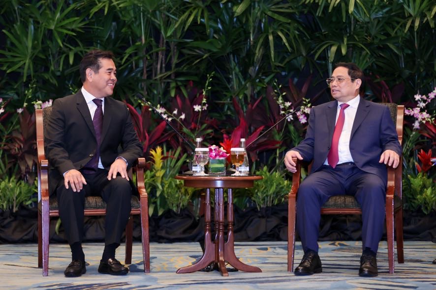 Thủ tướng tiếp nhà đầu tư Singapore: Tạo việc làm trước khi phát triển bất động sản
