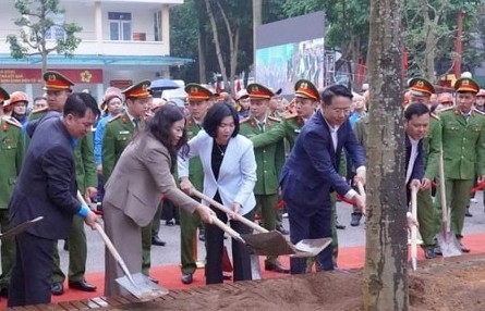 Chủ tịch HĐND TP Phùng Thị Hồng Hà dự Tết trồng cây tại Hà Đông