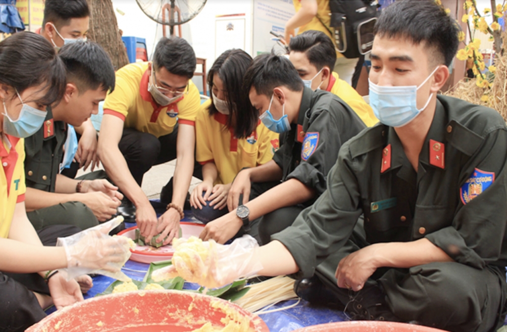 Từng chiếc bánh được người dân ở mọi tầng lớp, tham gia gói ghém để làm quà cho những người con xa quê