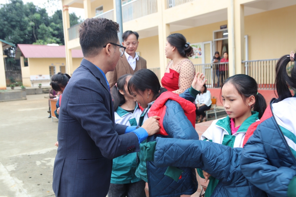 Đại học Sư phạm TDTT Hà Nội tổ chức chương trình xuân tình nguyện tại vùng cao Yên Bái