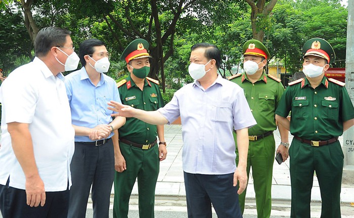 Bí thư Thành ủy Hà Nội Đinh Tiến Dũng kiểm tra công tác phòng, chống dịch Covid-19.