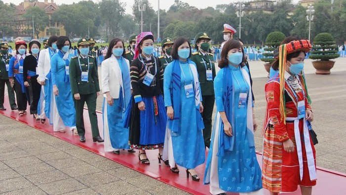 Đoàn đại biểu dự Đại hội Phụ nữ toàn quốc vào Lăng viếng Chủ tịch Hồ Chí Minh