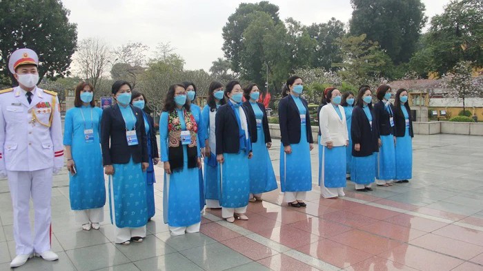 Đoàn đại biểu dự Đại hội Phụ nữ toàn quốc vào Lăng viếng Chủ tịch Hồ Chí Minh