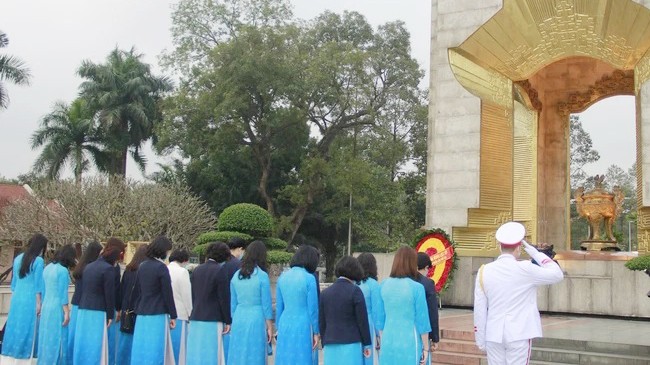 Đoàn đại biểu dự Đại hội Phụ nữ toàn quốc vào Lăng viếng Chủ tịch Hồ Chí Minh