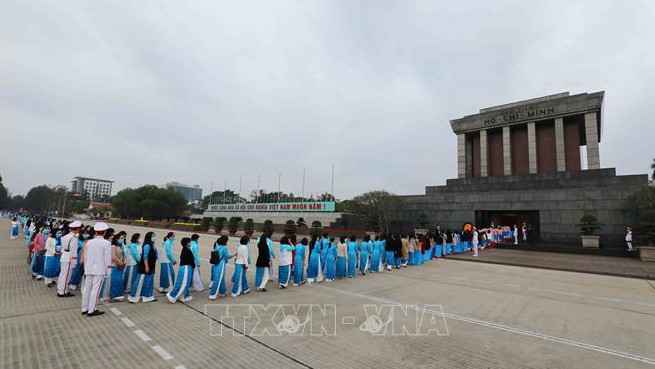 Đoàn đại biểu dự Đại hội Phụ nữ toàn quốc vào Lăng viếng Chủ tịch Hồ Chí Minh