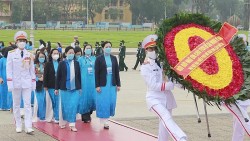 Đoàn đại biểu dự Đại hội Phụ nữ toàn quốc vào Lăng viếng Chủ tịch Hồ Chí Minh