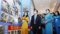 Trưởng ban Tuyên giáo Trung ương cắt băng khai mạc triển lãm "Hội LHPN Việt Nam - Viết tiếp những ước mơ”