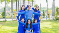 Rạng rỡ áo dài thanh xuân của NTK Việt Hùng đến với bạn trẻ Bình Phước