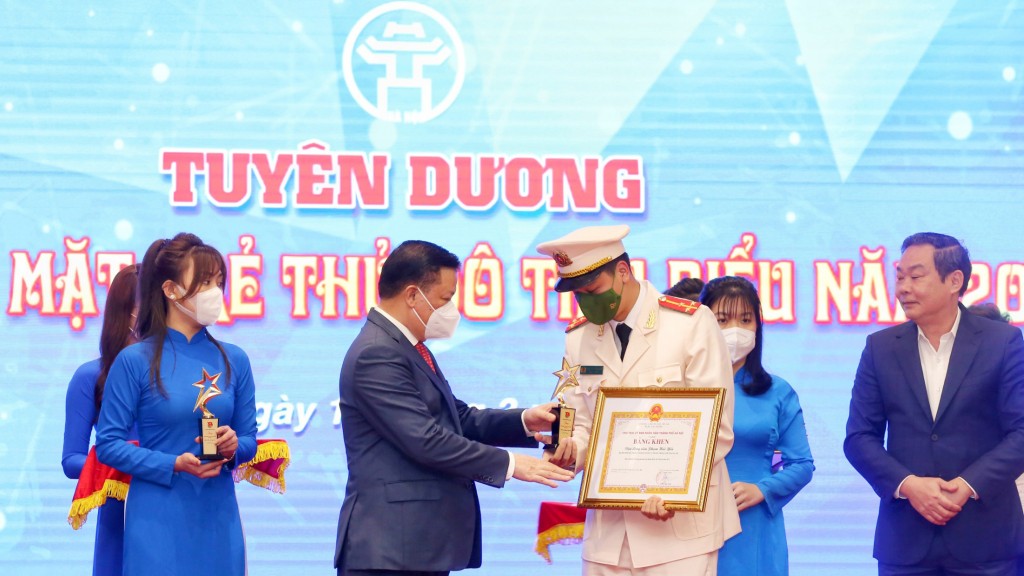 Bí thư Thành ủy Hà Nội Đinh Tiến Dũng trao phần thưởng đến gương mặt trẻ Thủ đô tiêu biểu 