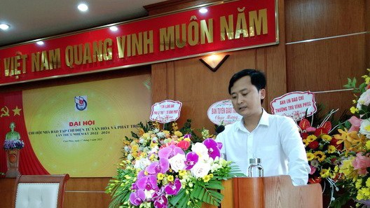 Nhà báo Nguyễn Tiến Dũng trình bày báo cáo chính trị tại Đại hội