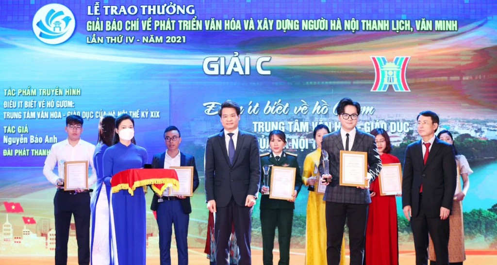 BTV Bảo Anh vinh dự nhận giải C trong cuộc thi Giải báo chí về Phát triển Văn hoá và Xây dựng người Hà Nội thanh lịch, văn minh