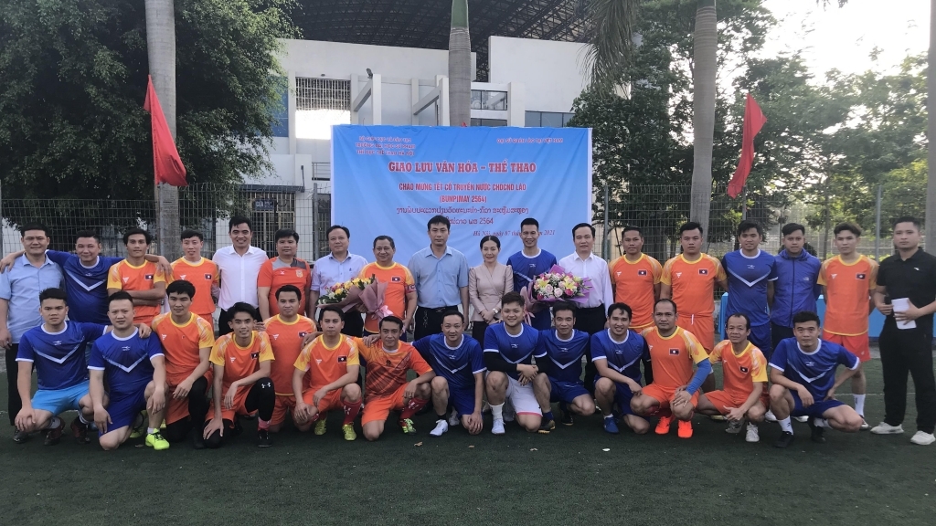 Sôi nổi trận giao hữu bóng đá mừng Tết cổ truyền Bunpimay Lào