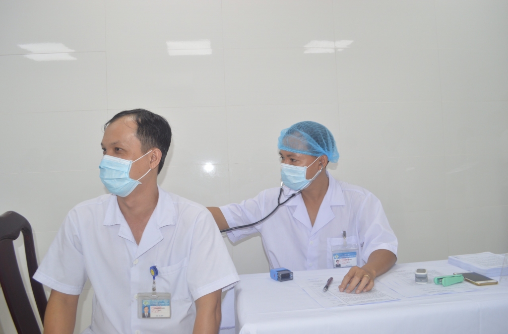 Khám sàng lọc trước tiêm vaccine phòng Covid-19