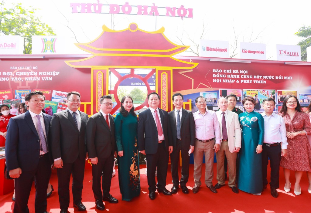 Các đồng chí lãnh đạo Đảng, Nhà nước cùng đại biểu tham quan gian trưng bày của Hội Nhà báo thành phố Hà Nội Các đồng chí lãnh đạo Đảng, Nhà nước cùng đại biểu tham quan gian trưng bày của Hội Nhà báo thành phố Hà Nội