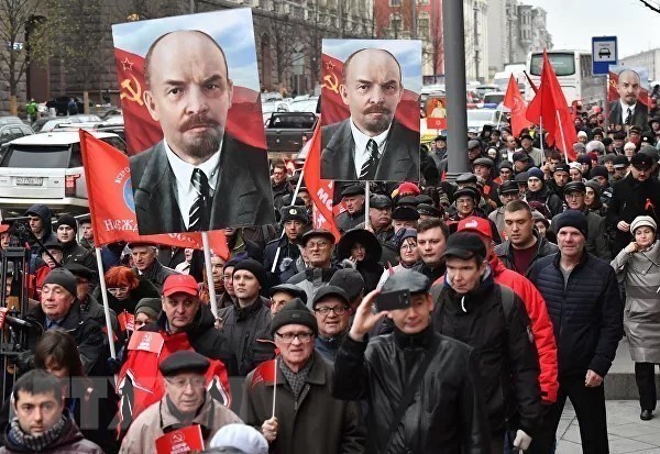 Những người tham gia míttinh rước ảnh của V.I.Lenin tại trung tâm thủ đô Moskva trong Lễ kỷ niệm 100 năm Cách mạng xã hội chủ nghĩa tháng Mười vĩ đại. (Ảnh: Tư liệu/TTXVN