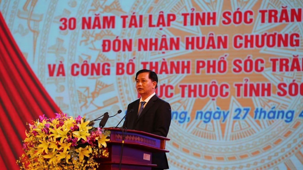 Ông Trần Văn Lâu, Chủ tịch UBND tỉnh Sóc Trăng phát biểu ôn lại truyền thống 30 năm tái lập và phát triển của tỉnh