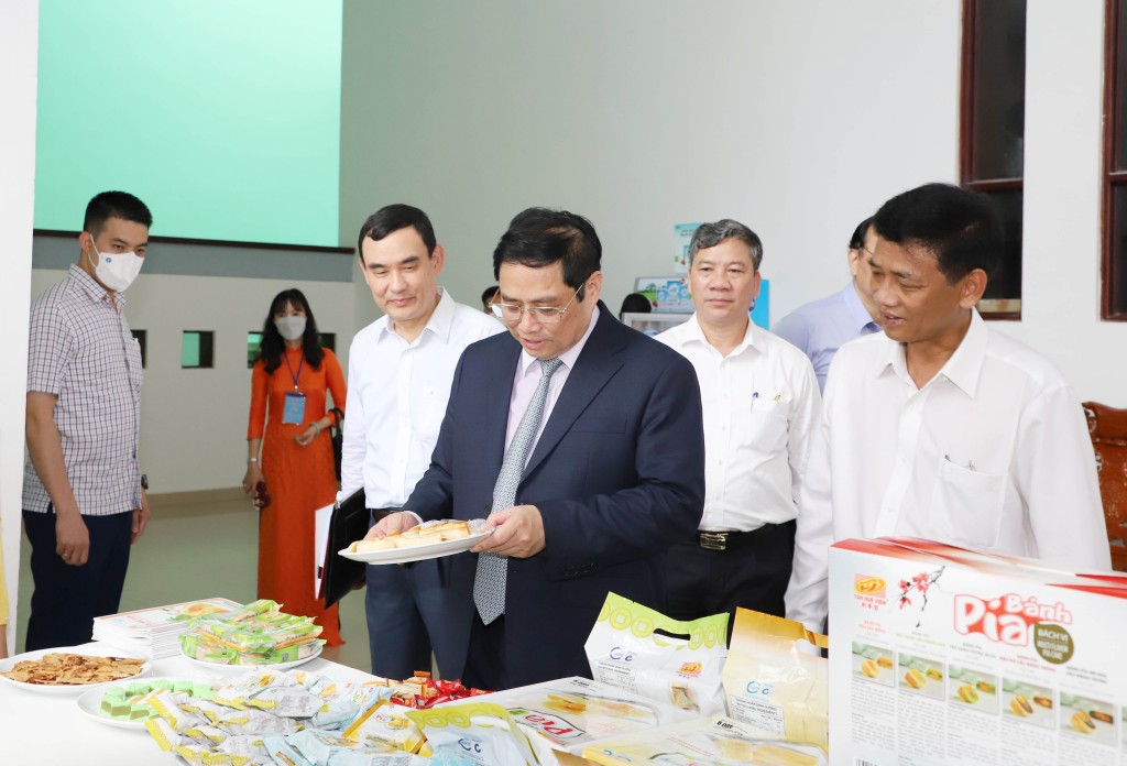 Thủ tướng tham quan các gian hàng sản phẩm đặc trưng của tỉnh Sóc Trăng
