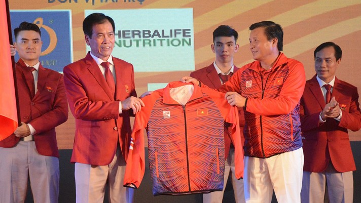 Trưởng đoàn thể thao Việt Nam Trần Đức Phấn nhận tài trợ áo đấu từ nhà tài trợ