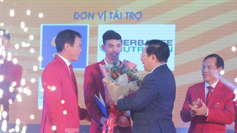 Phó Thủ tướng thường trực Chính phủ Phạm Bình Minh tặng hoa, chúc các vận động viên thi đấu tốt tại kỳ SEA Games năm nay.